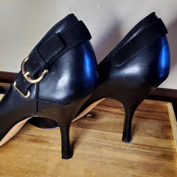 Boutique 9, Kelsey Black Leather Pump with Gold Buckle and Suede accent, Sz 10 - Picture 6 of 13